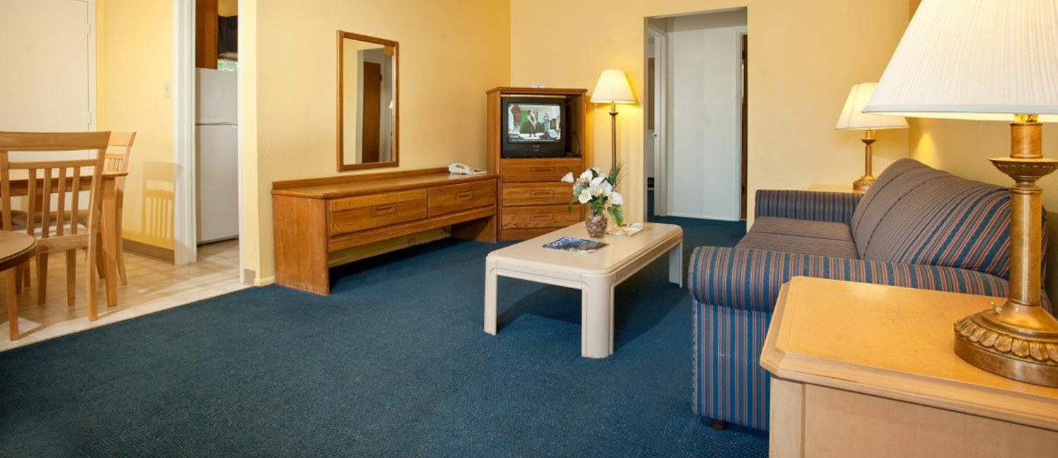 RELAX IN A FAMILY FRIENDLY PRIVATE CABIN OR COZY GUEST ROOM