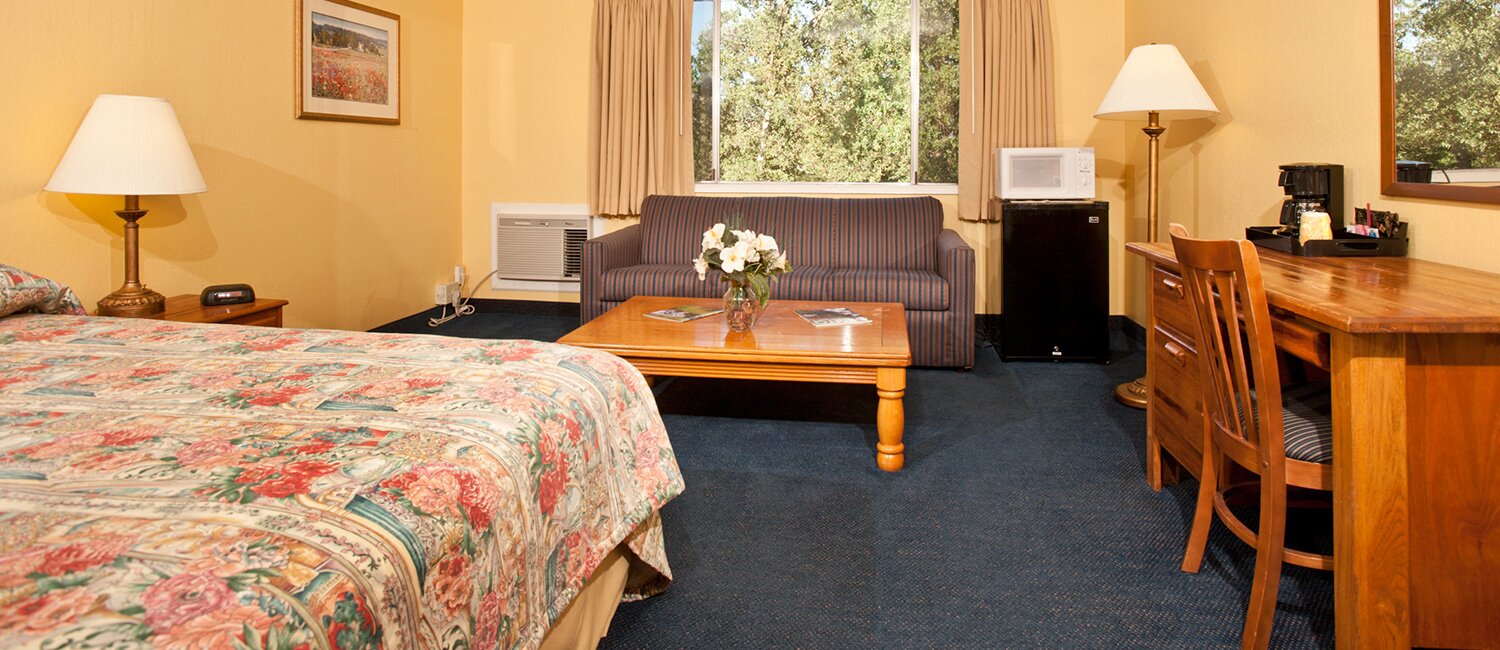 OUR GOLD COUNTRY HOTEL IS NEAR SHOPPING, DINING, AND ENTERTAINMENT